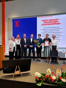 Fresh Servantin ja Keskon edustajat palkintojenjaossa Keskon kumppanuustilaisuudessa, taustalla Fresh Servant – strateginen kasvukumppani -diaesitys