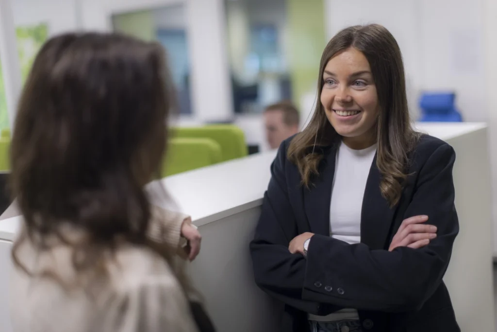 Elin Wärnå keskustelemassa kollegan kanssa Fresh Servantin toimistolla