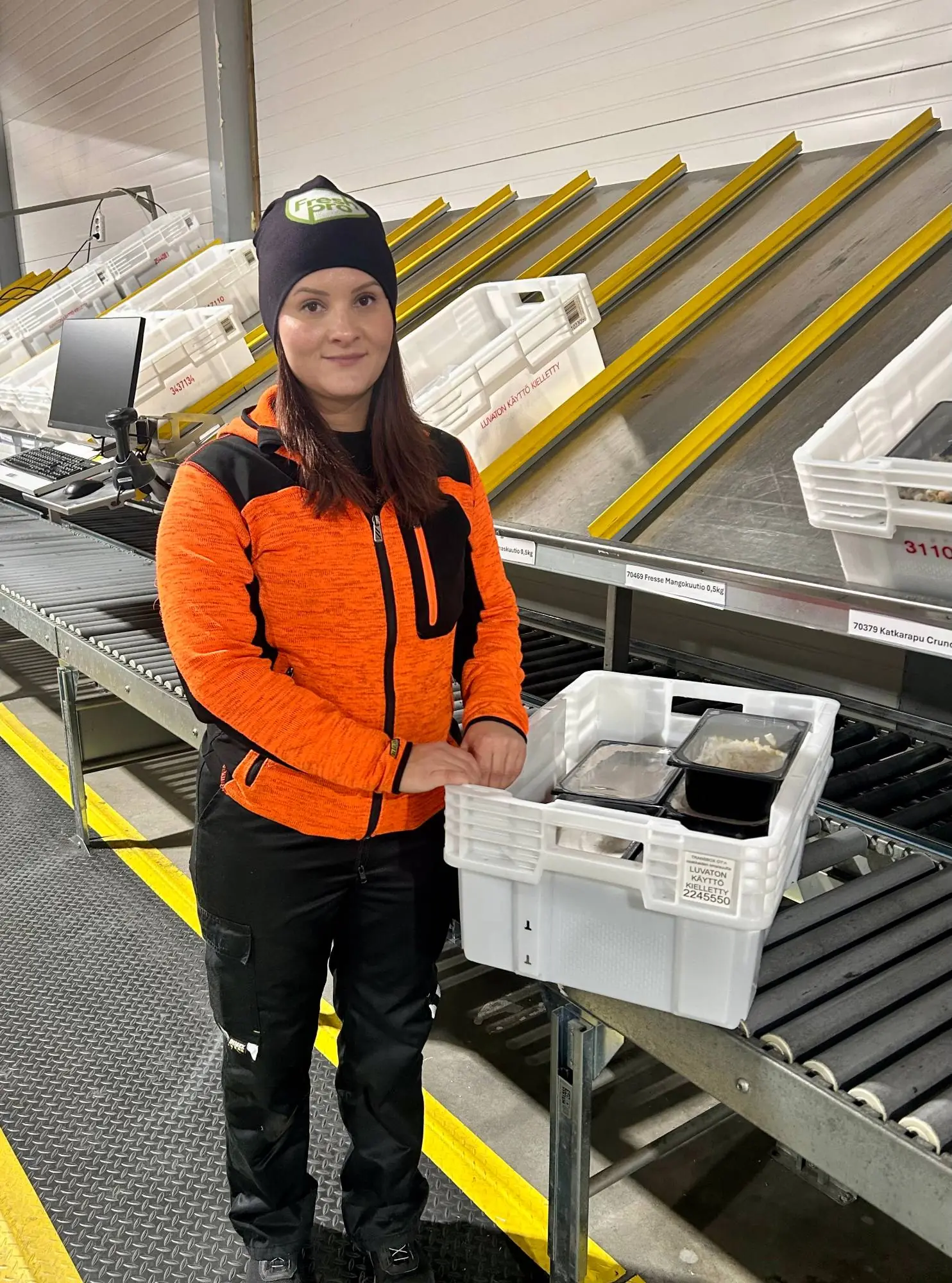 Marleena Mäkelä pakkaamon linjalla Fresh Servantin Seinäjoen yksikössä